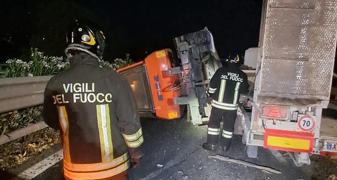 Autoarticolato perde il controllo: incidente sull’autostrada