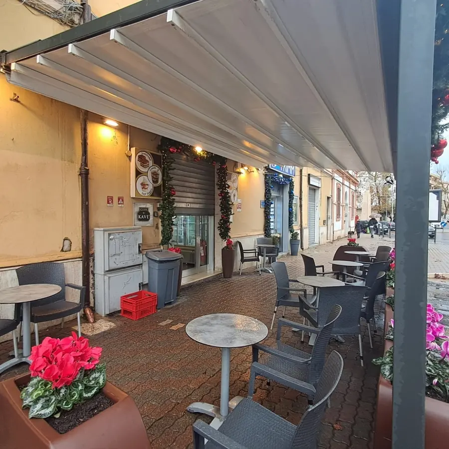 Violenta aggressione in centro: ferito gravemente il titolare del Bar Nazionale