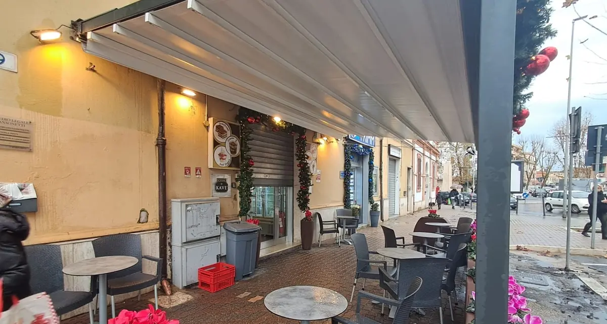 Violenta aggressione in centro: ferito gravemente il titolare del Bar Nazionale