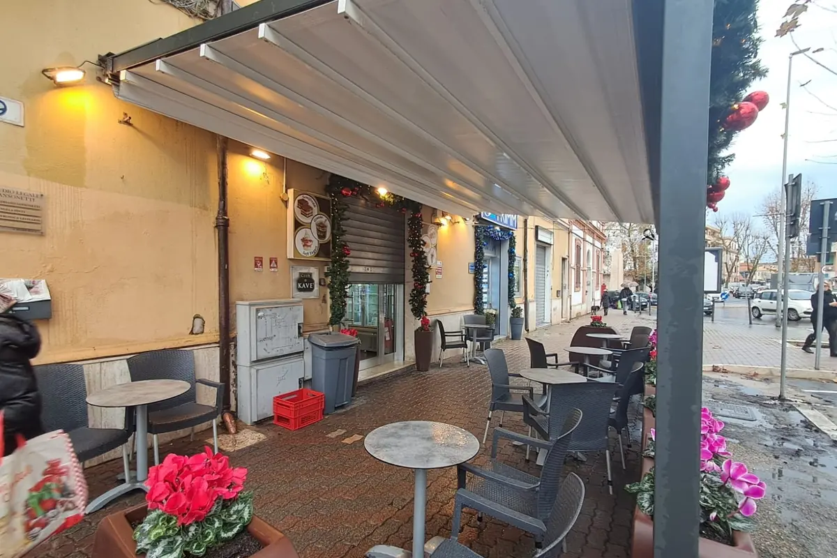 Violenta aggressione in centro: ferito gravemente il titolare del Bar Nazionale