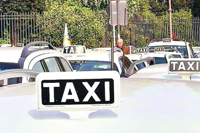 20040503 . ROMA - ECO - SCIOPERI: TAXI ROMA, BLOCCATO IL CENTRO DELLA CITTA\\'. Il corteo dei tassisti in sciopero nel centro storico di Roma. GIUSEPPE GIGLIA ANSA-CD , ANSA