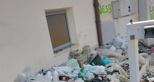 Rifiuti pericolosi abbandonati alla stazione da cinque mesi