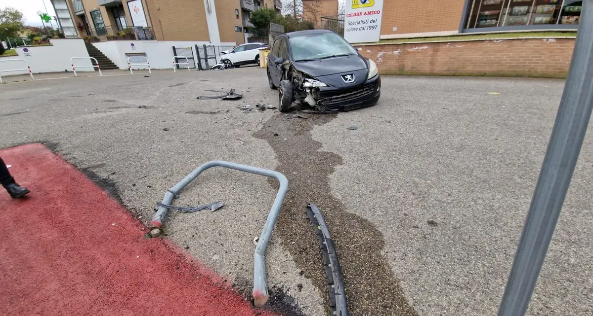 Viterbo: perde il controllo dell’auto e finisce contro una vettura parcheggiata