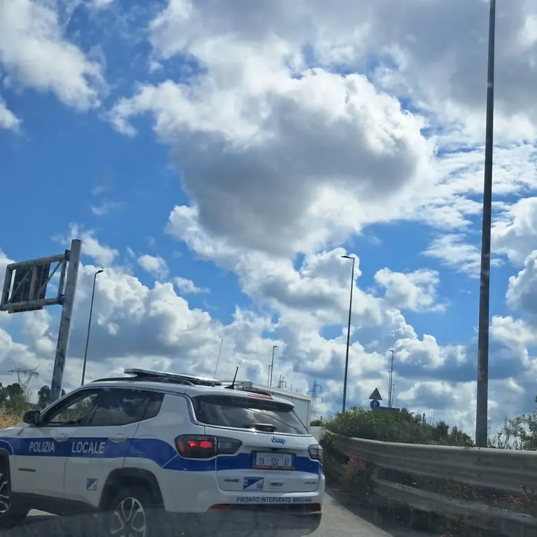 Via Tirso chiusa per mezz’ora senza alcun preavviso