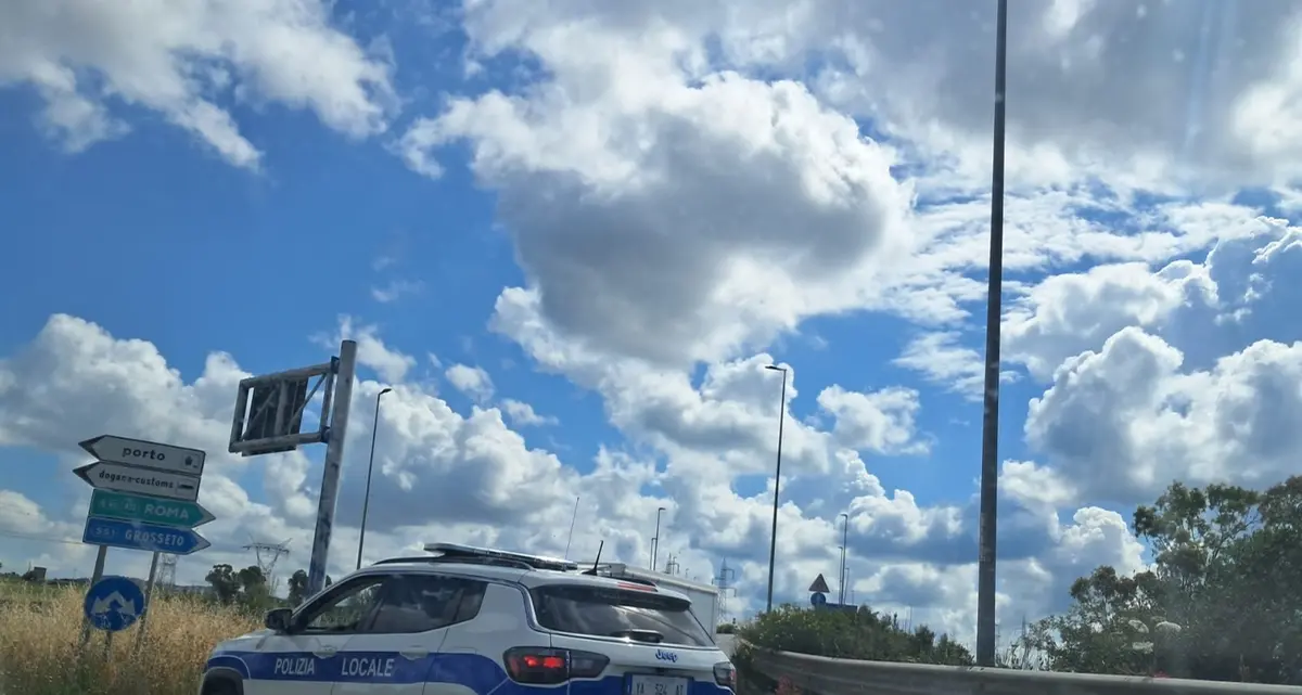 Via Tirso chiusa per mezz’ora senza alcun preavviso