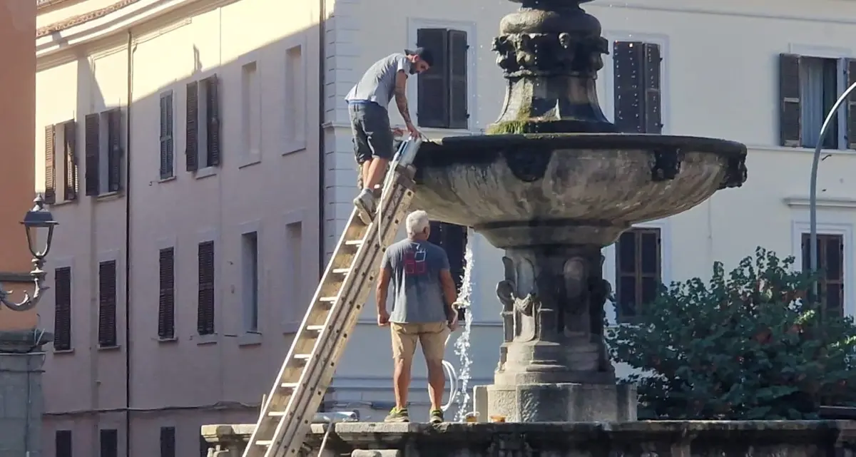 Ripulita la fontana di piazza della Rocca