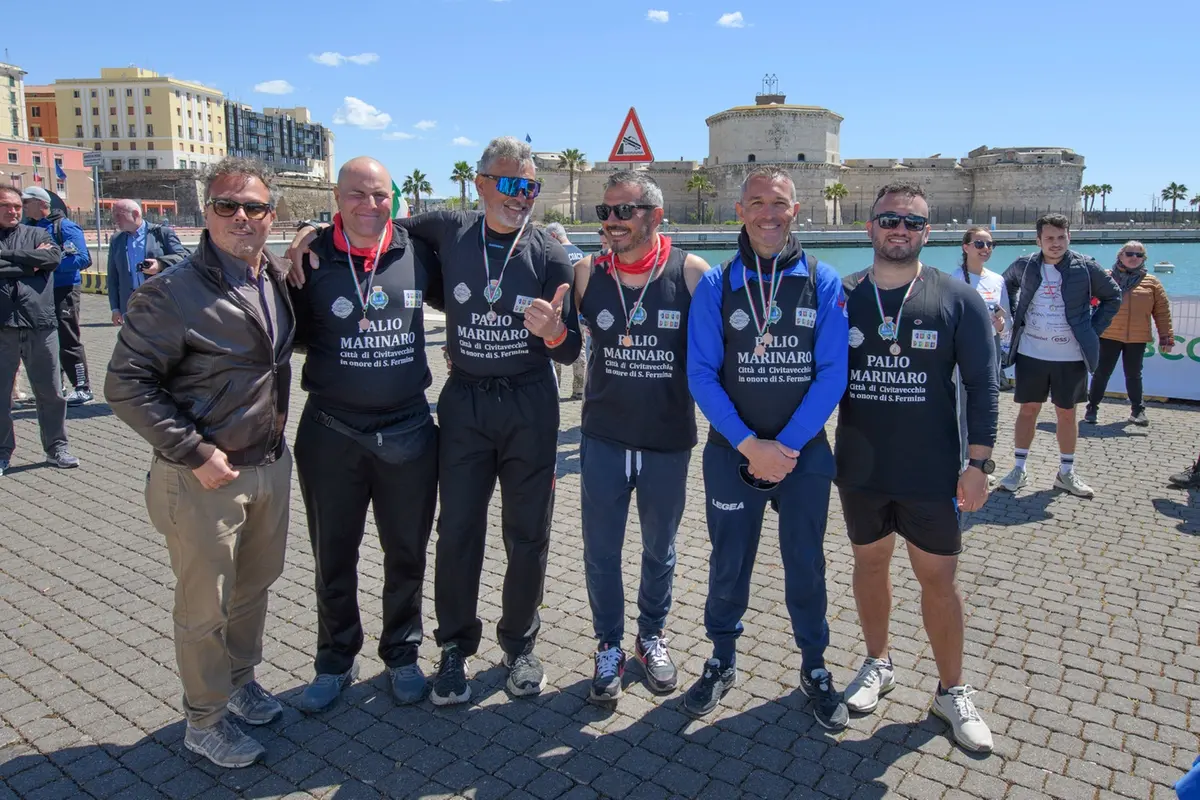 La squadra degli “Spormonati” (Senior maschile) con l’assessore Serpa