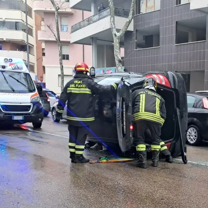 Auto si ribalta al centro della strada: due feriti