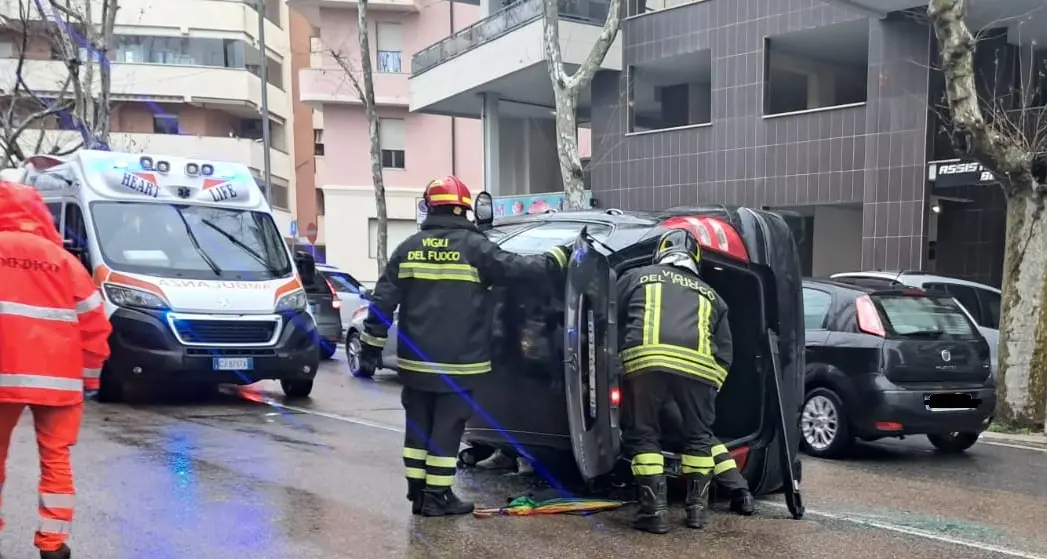 Auto si ribalta al centro della strada: due feriti