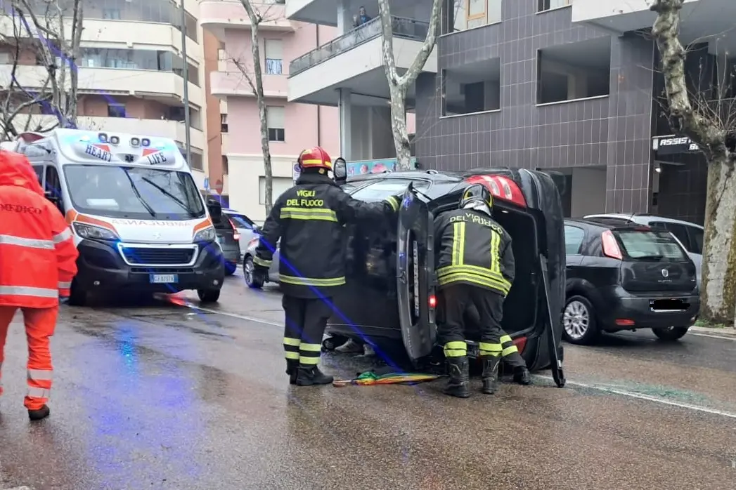 Auto si ribalta al centro della strada: due feriti