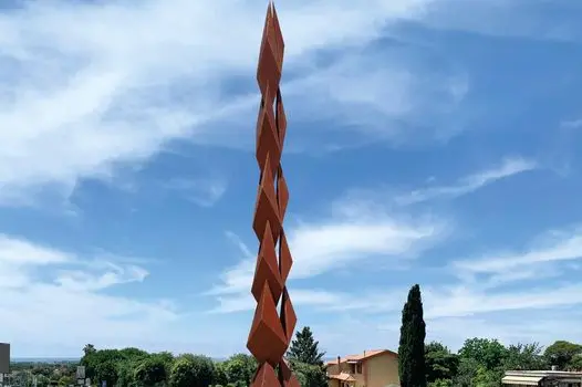 Poliedraspiga: una scultura di Claudio Capotondi all'ingresso di Tarquinia