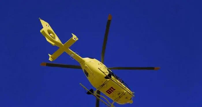 Si ferisce all’addome con una lama, elitrasportato in ospedale