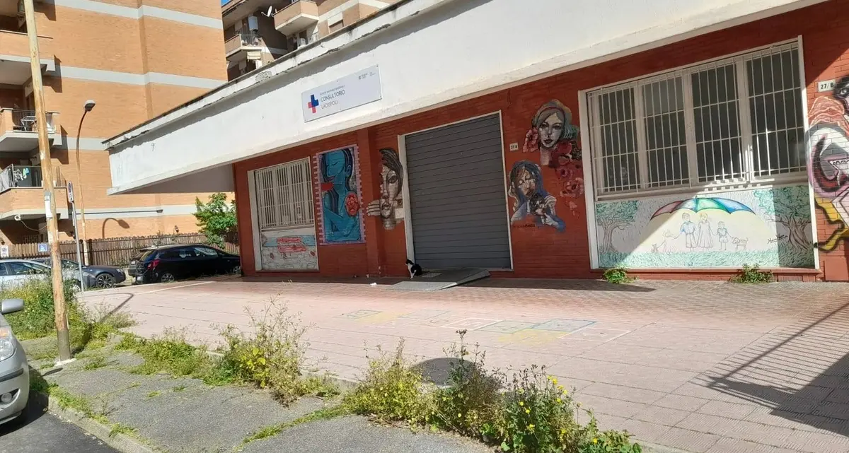Sterpaglie davanti al consultorio: ci pensano i volontari di Fareambiente