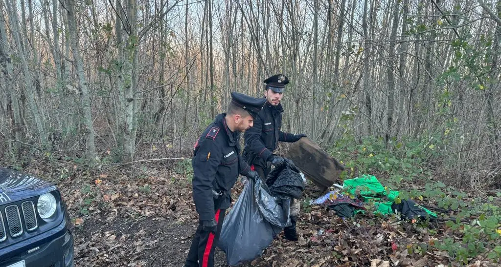 I carabinieri ripuliscono i boschi dai rifiuti lasciati dagli spacciatori