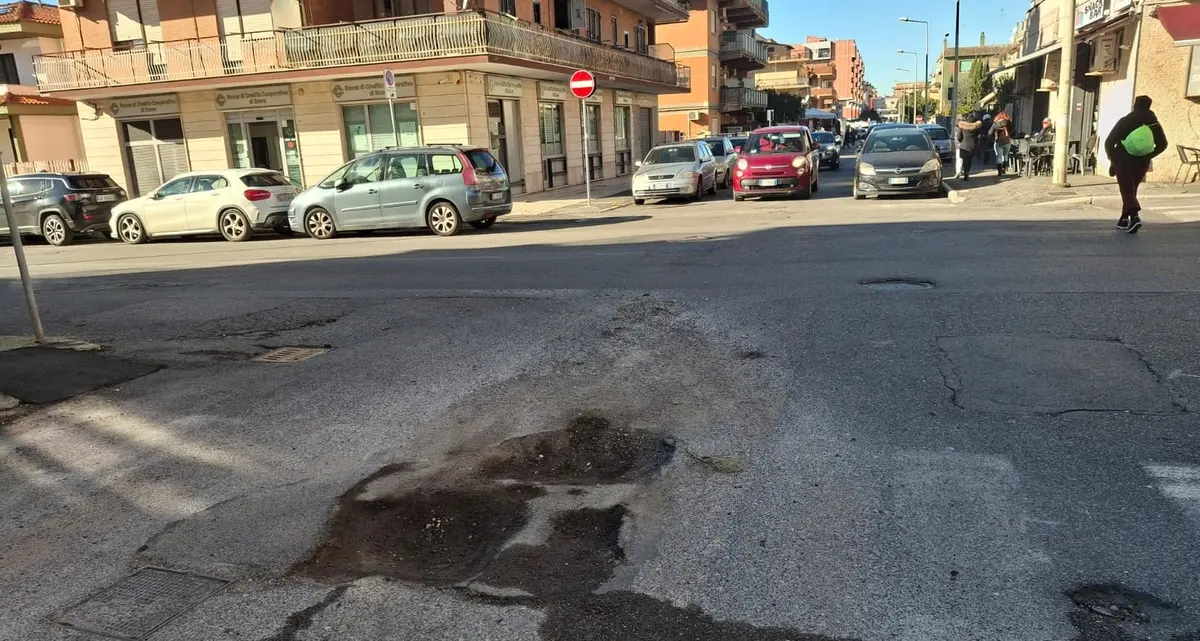 La strada sprofonda: rischi per gli automobilisti