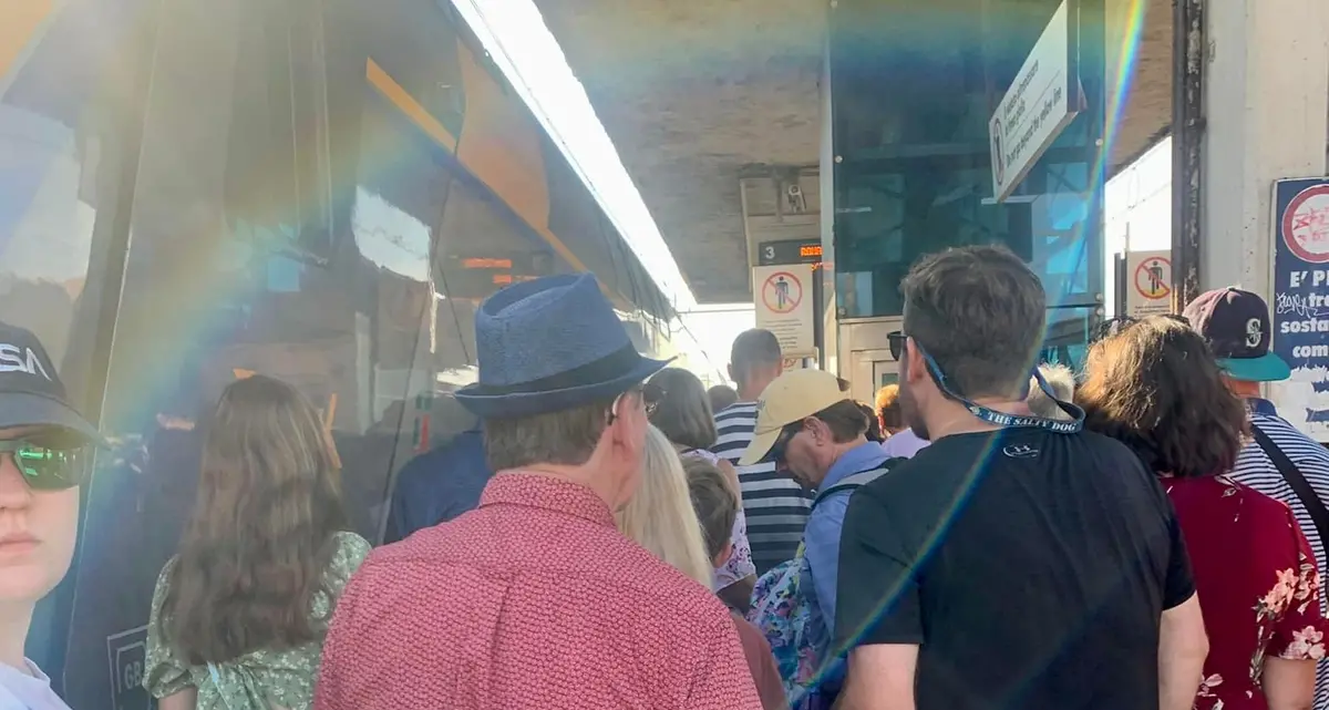 Stazione invasa dai crocieristi