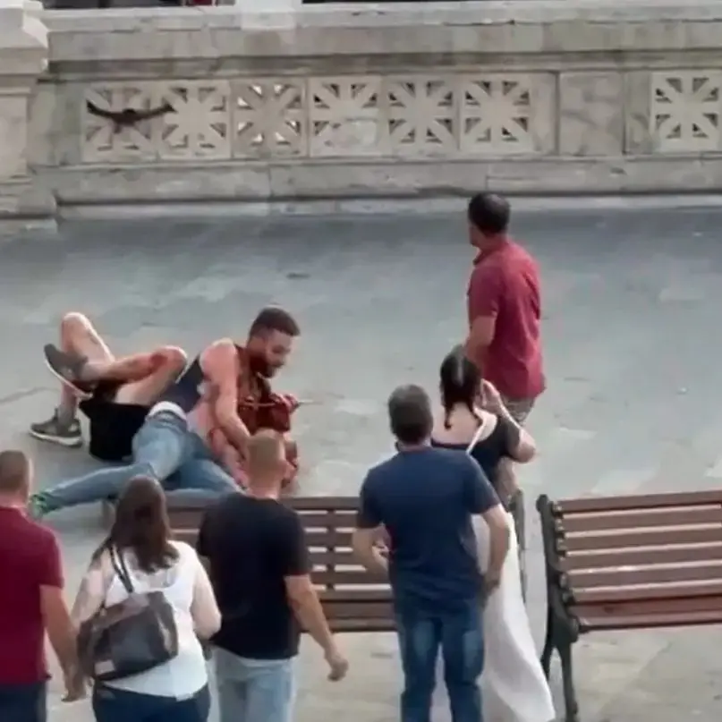 Calci, pugni, manganellate e coltello: violenta lite in centro a Tarquinia
