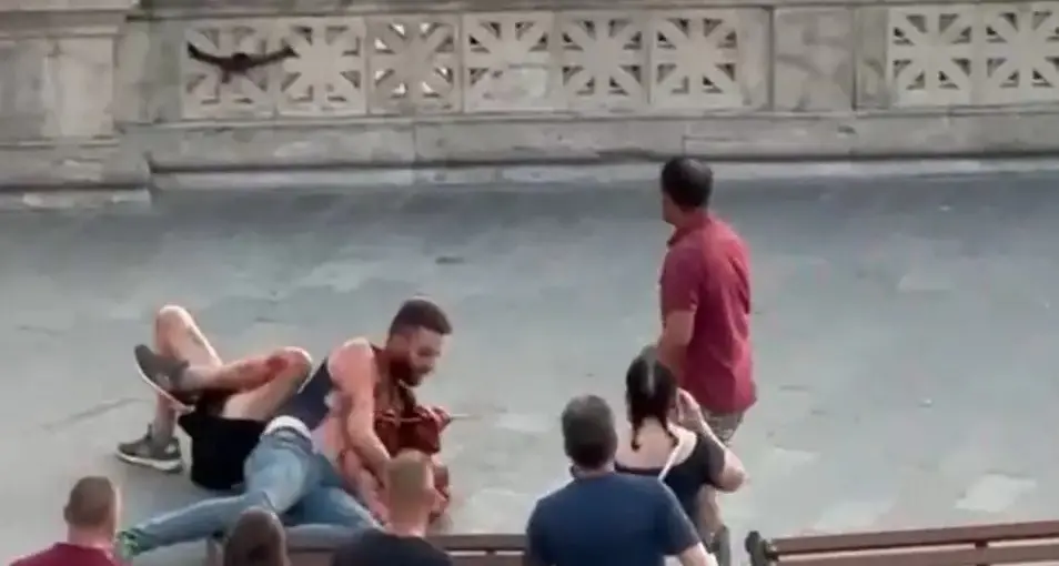 Calci, pugni, manganellate e coltello: violenta lite in centro a Tarquinia