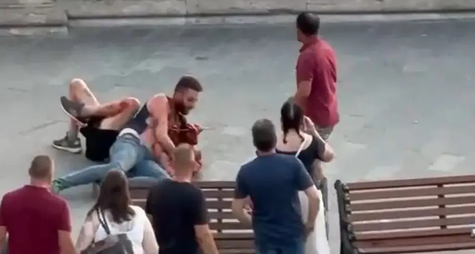 Calci, pugni, manganellate e coltello: violenta lite in centro a Tarquinia