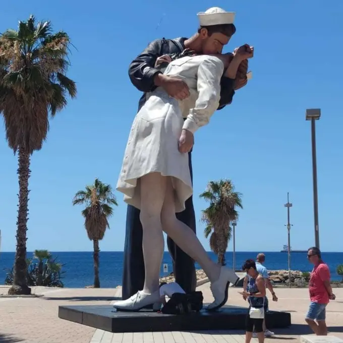 Statua del bacio, Marino: «Un lusso fuori luogo, servono manutenzioni non monumenti»
