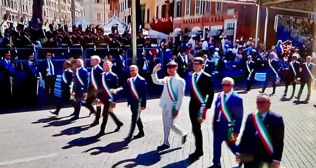 I sindaci Bigiotti e Amori aprono la sfilata del 2 Giugno a Roma con Anci Lazio