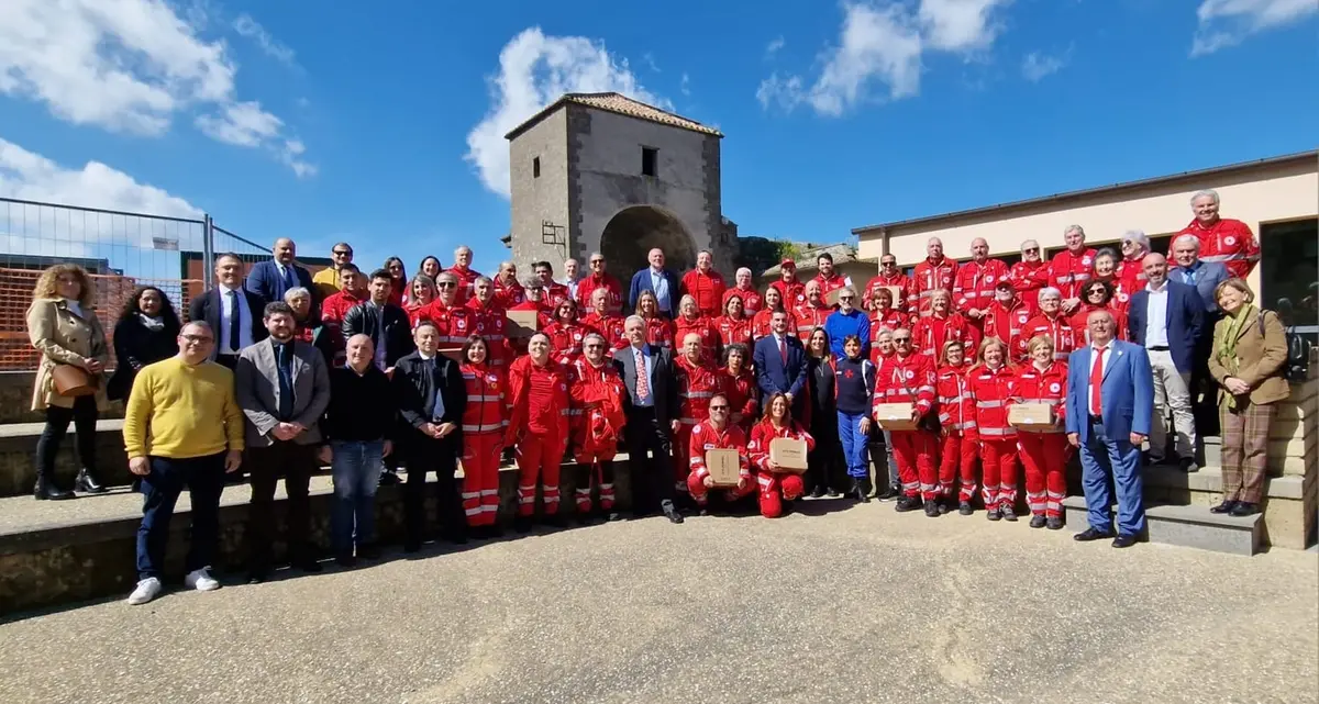 Venticinque defibrillatori per la Croce rossa