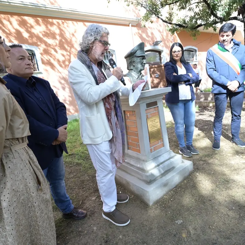 Civitavecchia celebra Leo Amici: inaugurato il busto nel Parco di San Gordiano