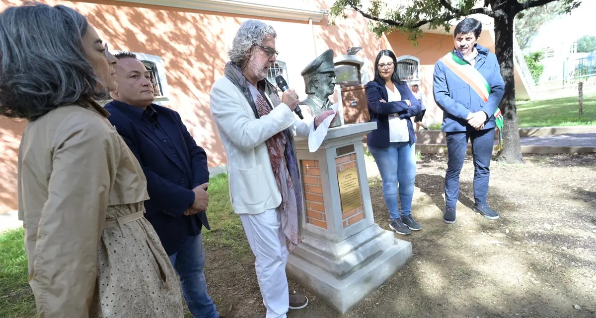 Civitavecchia celebra Leo Amici: inaugurato il busto nel Parco di San Gordiano