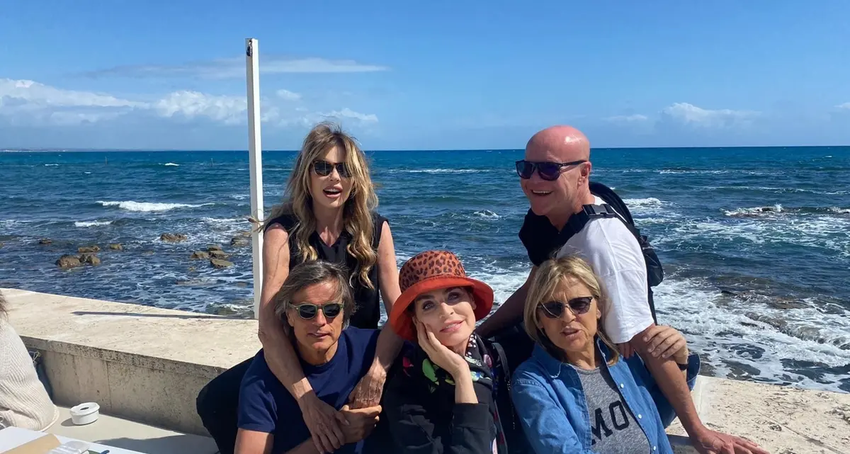 Vip a Santa Marinella: per Alba Parietti e il compagno Fabio Adami relax in riva al mare