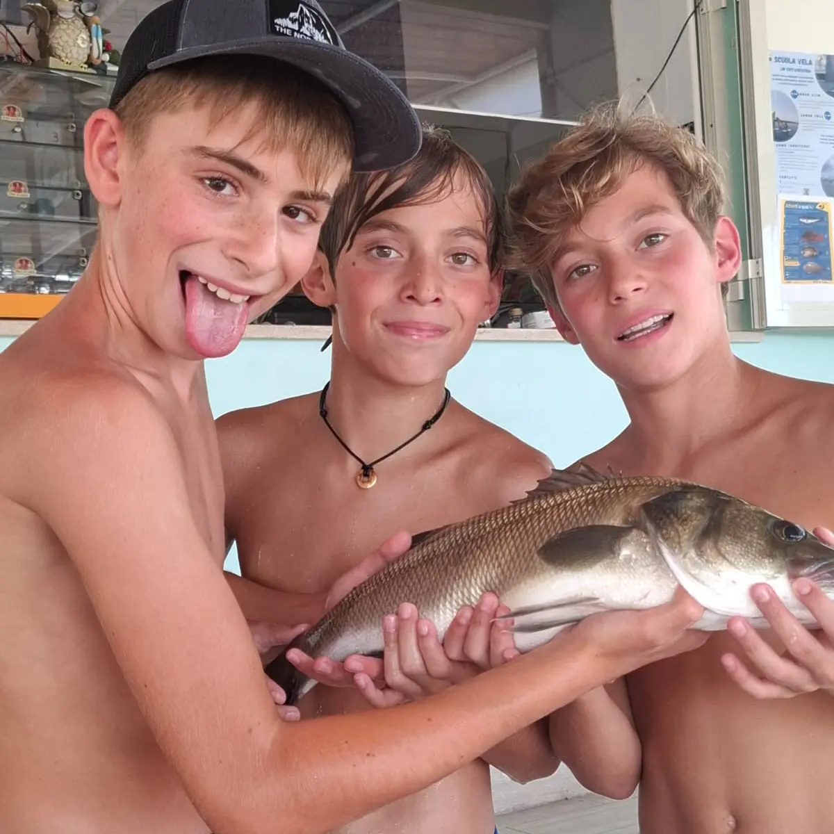 Piccoli pescatori, grande impresa: Orlando, Lorenzo e Tommaso catturano una spigola da record