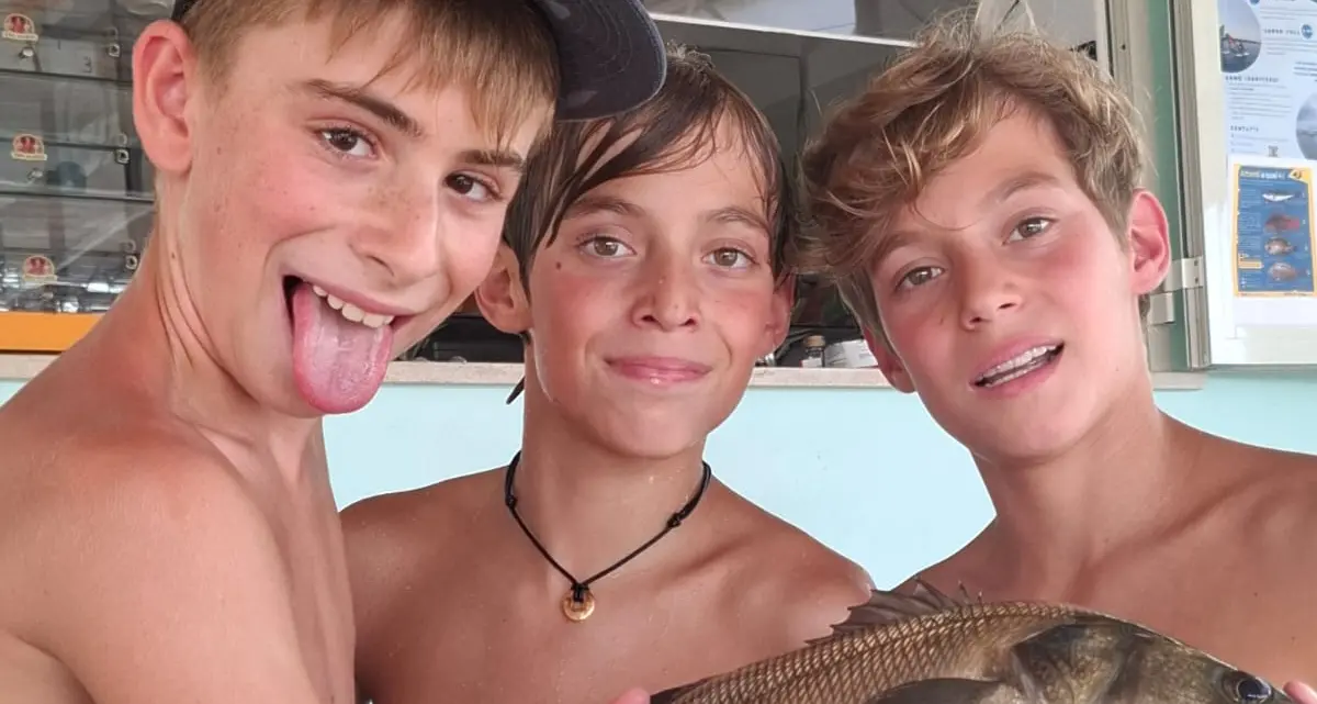 Piccoli pescatori, grande impresa: Orlando, Lorenzo e Tommaso catturano una spigola da record