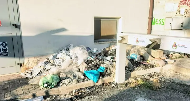 I rifiuti ancora in stazione, chiesta una bonifica