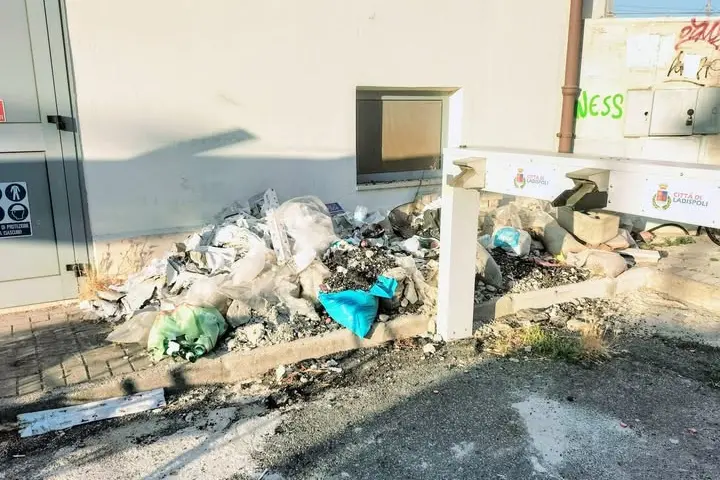 I rifiuti ancora in stazione, chiesta una bonifica