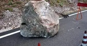 Masso cade in Strada Filante: scatta l'interruzione della viabilità