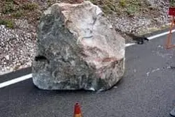 Masso cade in Strada Filante: scatta l'interruzione della viabilità