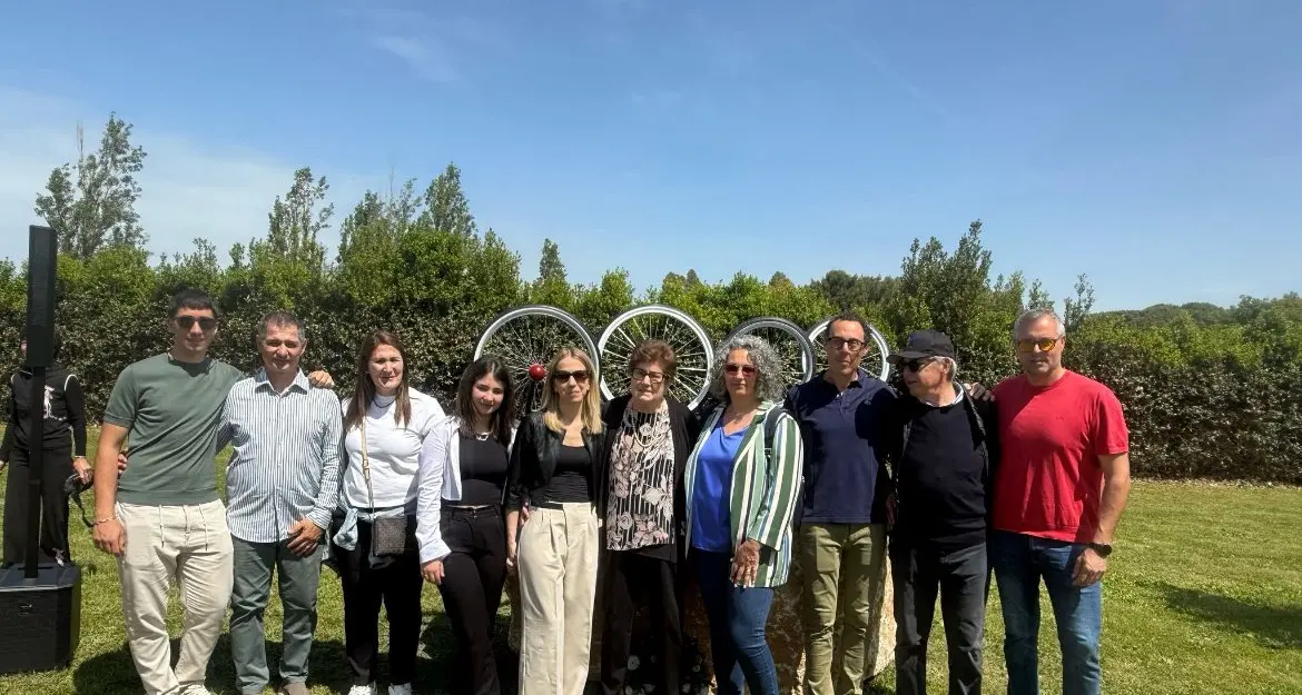 Una scultura in ricordo di Gino Aquila nel giardino donatori degli organi di Pescia