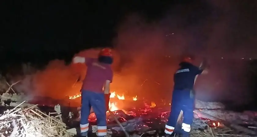 Incendio nella notte alle Saline di Tarquinia: intervento di Vigili del fuoco e volontari Aeopc
