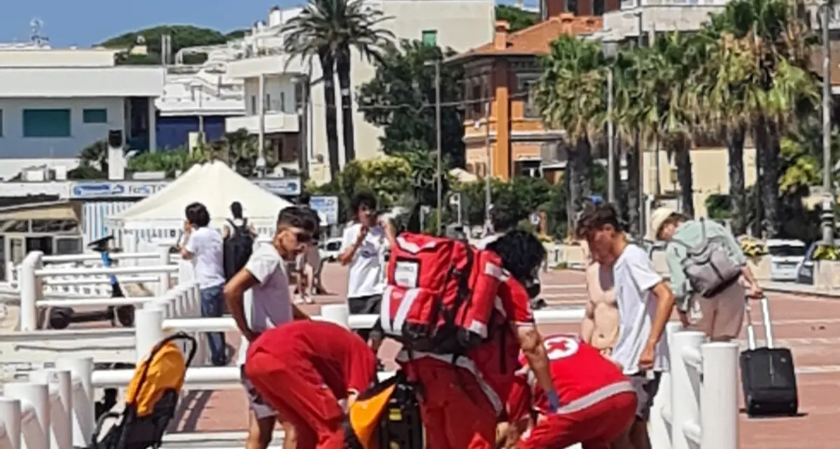 Santa Marinella, giovane rischia di annegare: salvato
