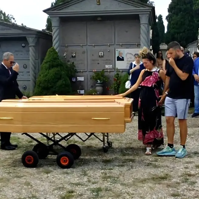 Dolore e commozione ai funerali dei coniugi Montanaro