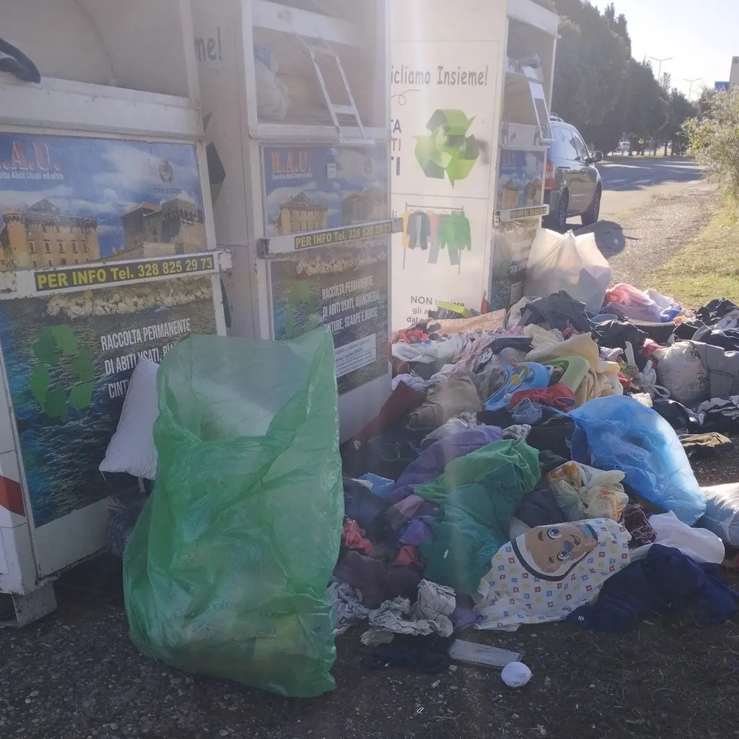 I container degli abiti diventano discariche