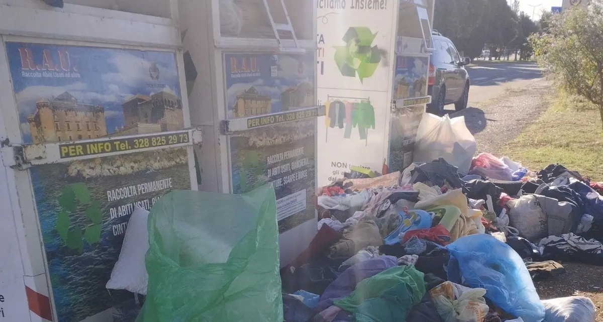 I container degli abiti diventano discariche