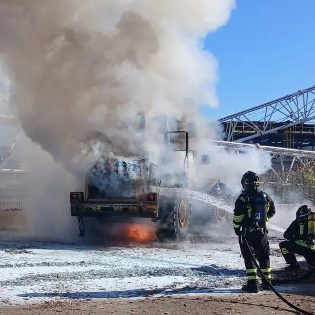 Paura alla banchina 25: in fiamme una pala meccanica