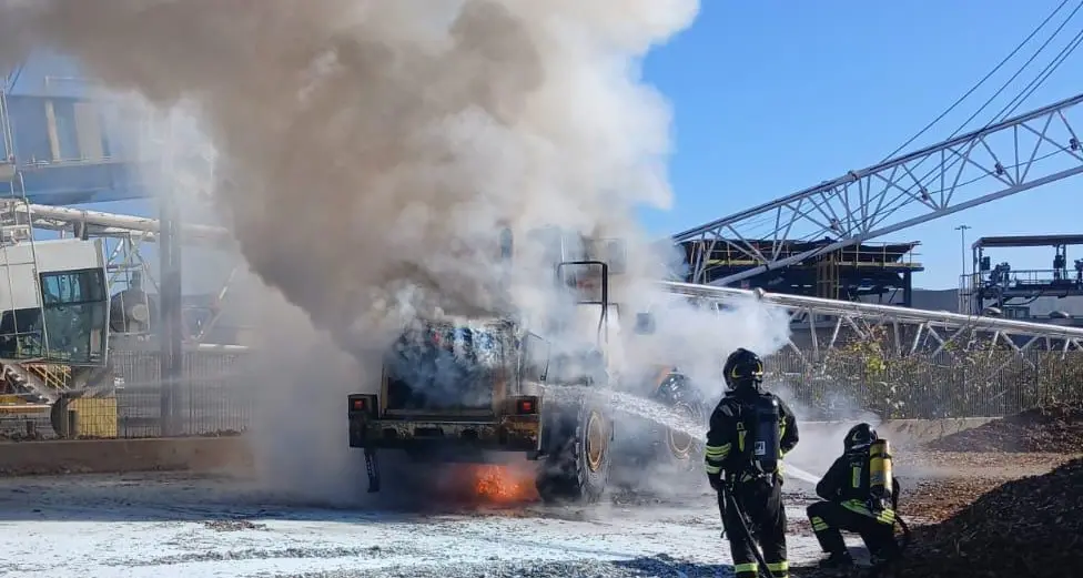 Paura alla banchina 25: in fiamme una pala meccanica