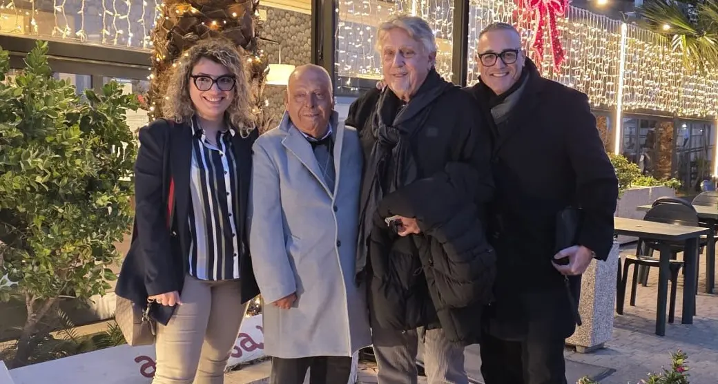 Andrea Roncato in visita a Civitavecchia: passeggiata natalizia e strette di mano