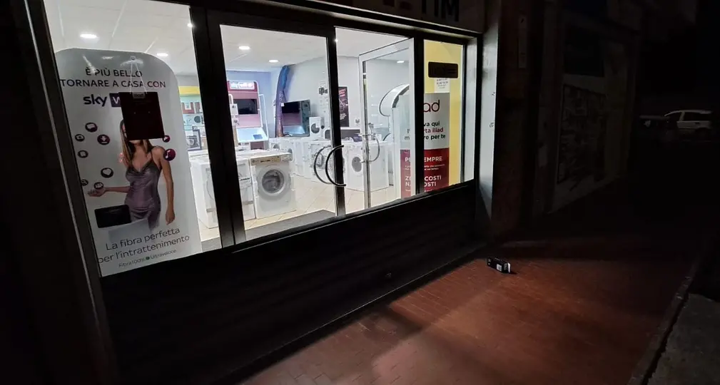 Viterbo: furto nella notte in un negozio di telefonia