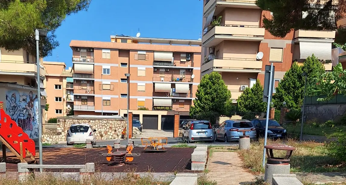 Largo dei Mille, il parchetto soffocato dalle erbacce: «Serve un intervento immediato»