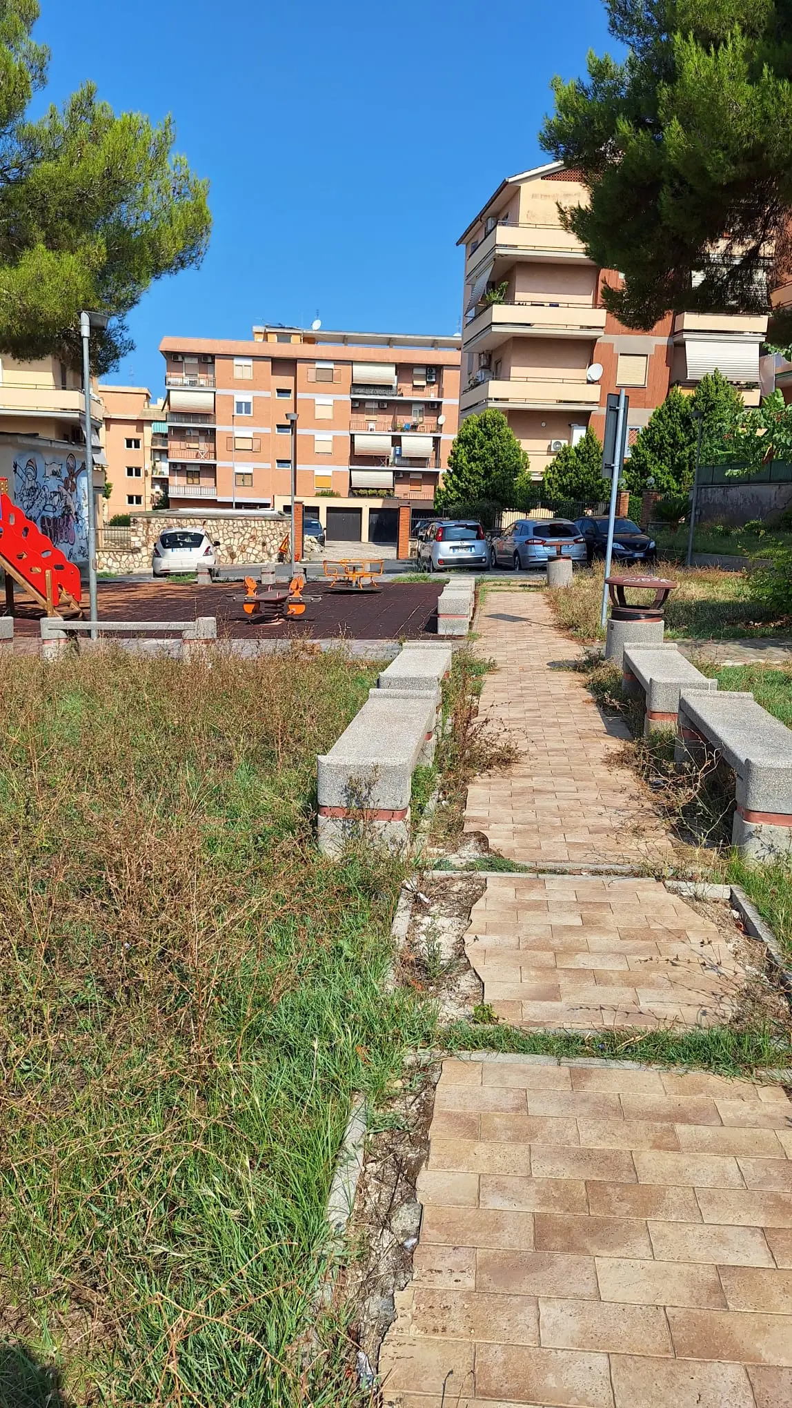 Largo dei Mille, il parchetto soffocato dalle erbacce: «Serve un intervento immediato»