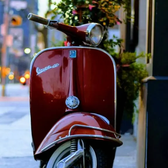 Le strade si animano con il “Raduno Vespa Club”