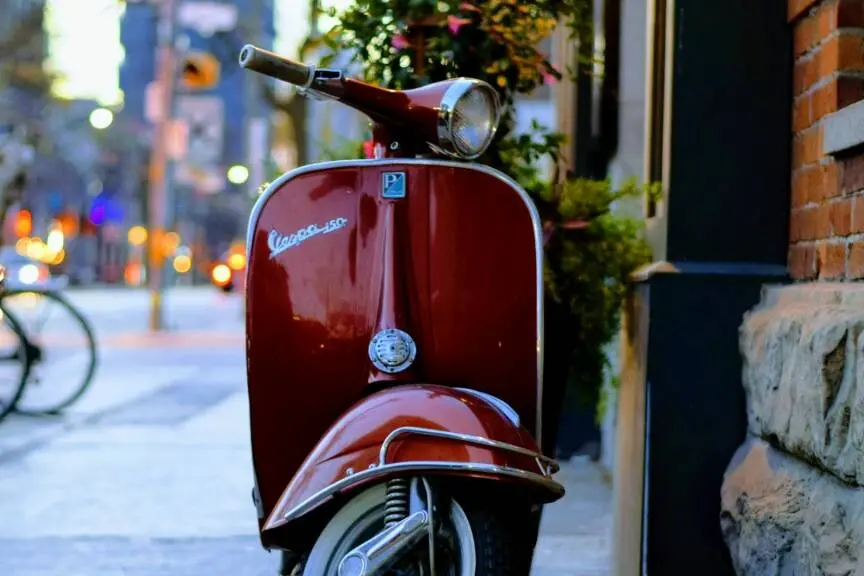 Le strade si animano con il “Raduno Vespa Club”