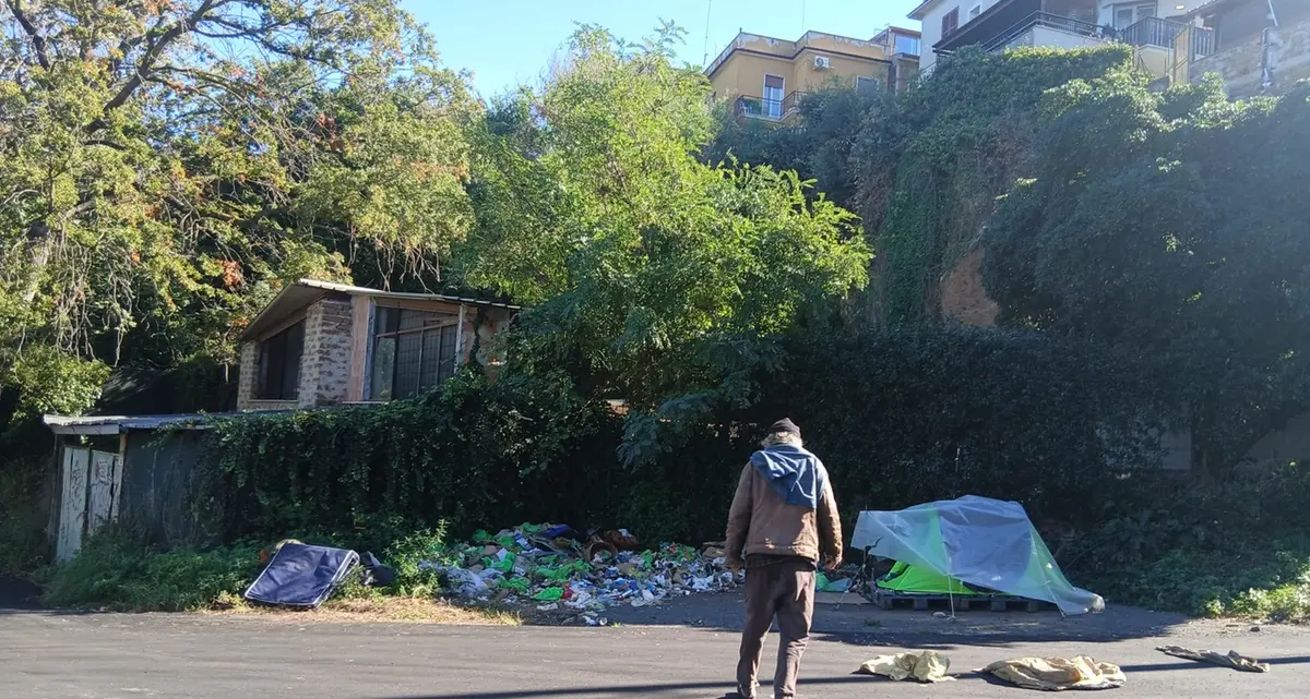 La storia di Osvaldo, il clochard che vive in tenda e ora anche tra i rifiuti